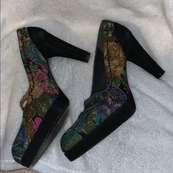 Stuart Weitzman Floral Tapestry Heels - GORGEOUS! - Picture 12 of 13